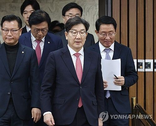 원내대책회의 입장하는 권성동 원내대표