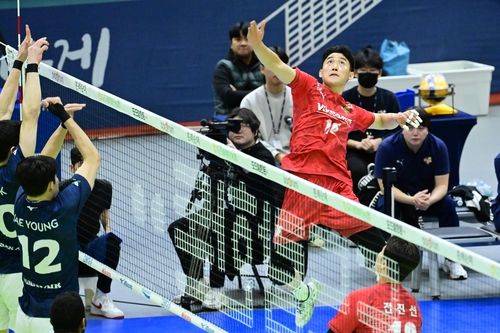 스파이크하는 한국전력의 김동영(오른쪽)