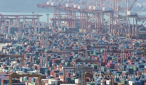 부산항 신선대부두에 수출입 화물이 쌓여있는 모습