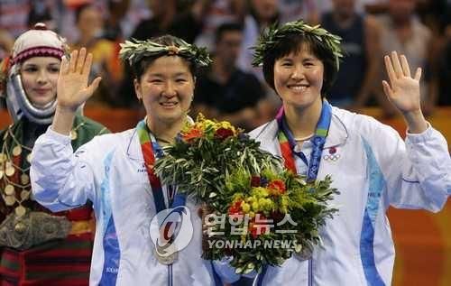 2004년 아테네올림픽 여자복식 은메달을 합작한 석은미(오른쪽) 감독과 이은실