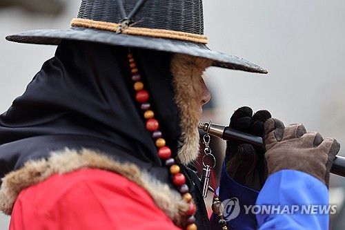 지난달 30일 오후 서울 경복궁에서 수문장 교대 의식이 펼쳐지고 있다. [연합뉴스 자료사진]