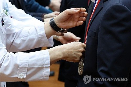 전남대 학위수여식에서 '졸업 메달' 받는 의대생들