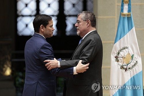 5일(현지시간) 과테말라 대통령(오른쪽)과 대화하는 미 국무장관