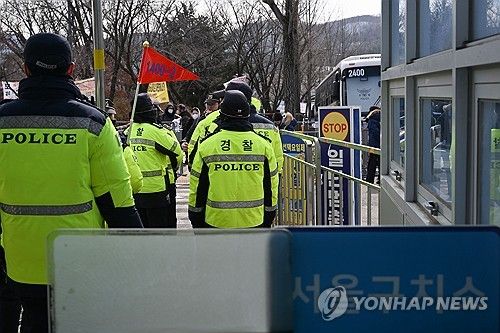 서울구치소 앞 배치된 경찰