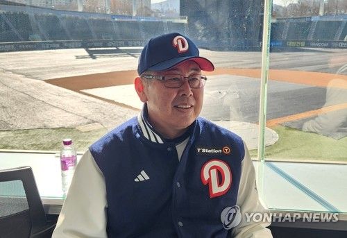 인터뷰하는 니무라 도오루 코치