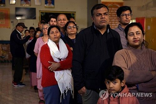 5일 인도 델리주의회 선거 투표소서 줄서있는 유권자들