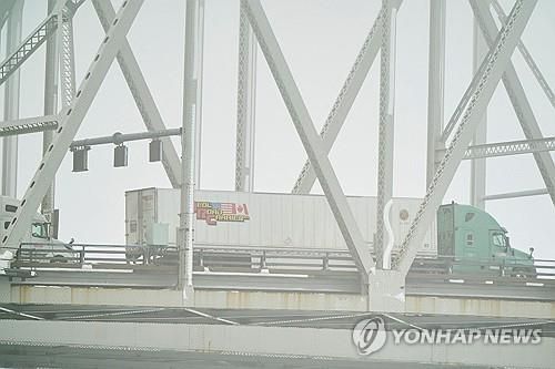 미국-캐나다 국경 지나는 트럭