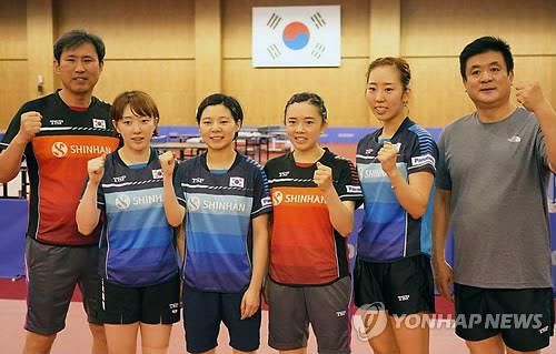 여자국가대표팀 감독 시절의 안재형 회장(맨 왼쪽)