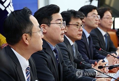 정책조정회의서 발언하는 박찬대 원내대표