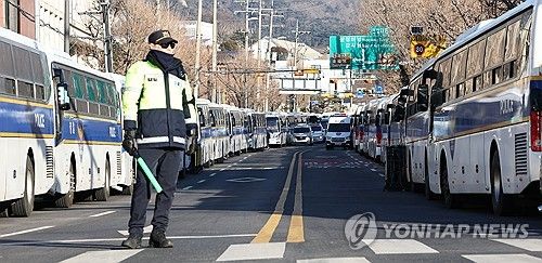 헌법재판소 주변에 세워진 경찰차벽