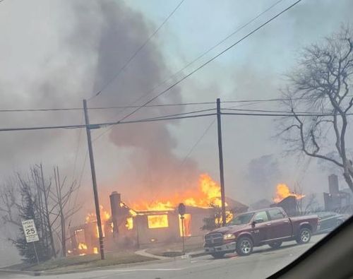 지난달 8일 LA 알타데나에서 한인 이모(64)씨가 주택이 불에 타는 모습을 찍은 사진