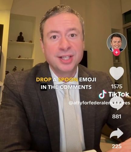 숟가락 이모지를 사용해달라는 틱톡 메시지