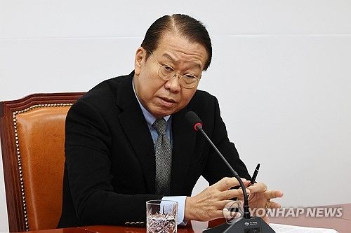 질문에 답변하는 권영세 비대위원장