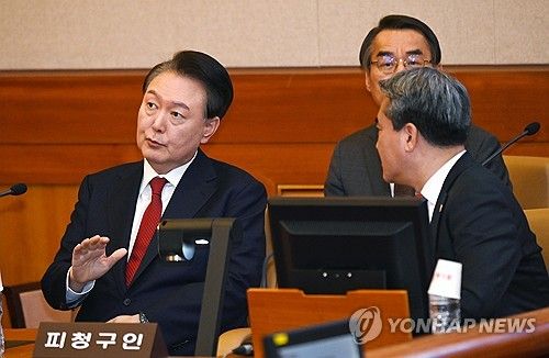 변호인단과 대화하는 윤 대통령