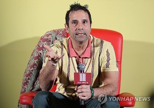 질문에 답하는 타셈 감독