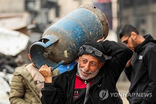 가스 통 옮기는 팔레스타인 남성