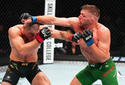 스트릭랜드(왼쪽)와 뒤 플레시의 1차전 경기 장면