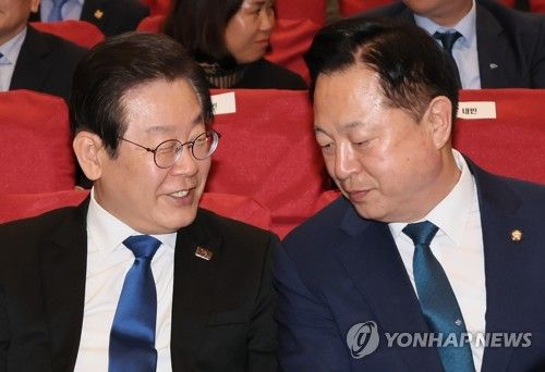 김두관 의원과 인사말 나누는 이재명 대표