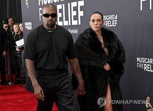 지난 2일 그래미 시상식 레드카펫 참석한 카녜이 웨스트와 그의 아내 비앙카 센소리