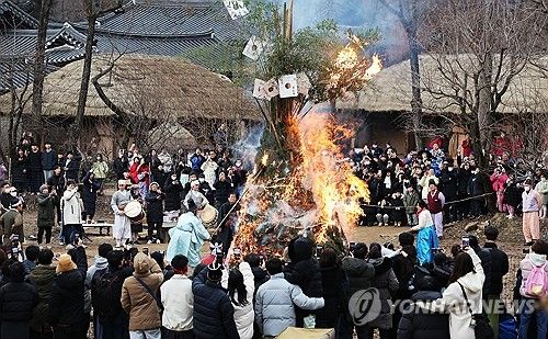 액운 몰아내는 달집태우기