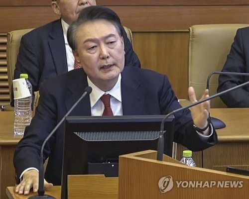 헌재 탄핵 심판 출석한 곽종근 전 특전사령관 증언 들은 뒤 발언하는 윤 대통령