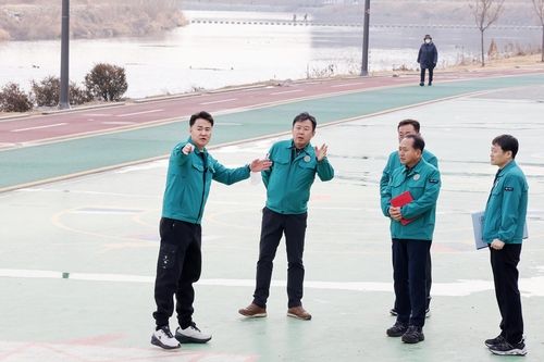 중랑천 관람석 설치 현장을 둘러보는 오언석 도봉구청장(왼쪽 첫번째)