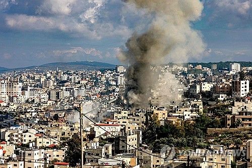 1월 24일(현지시간) 이스라엘군의 공습으로 연기가 피어오르는 서안지구