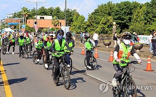 차 없는 도로에서 자전거 타기