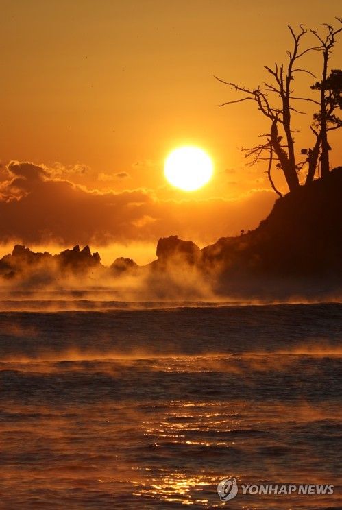 명선도 주변 물안개 속 일출