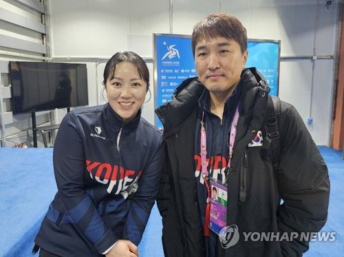 기념 촬영하는 김경애와 임명섭 감독