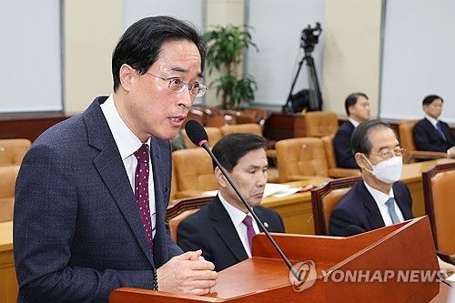 답변하는 이진동 대검 차장