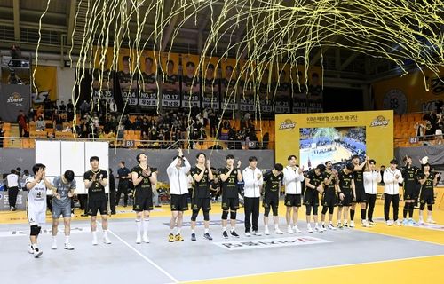 경민대체육관에서 현대캐피탈에 승리한 KB손보 선수들
