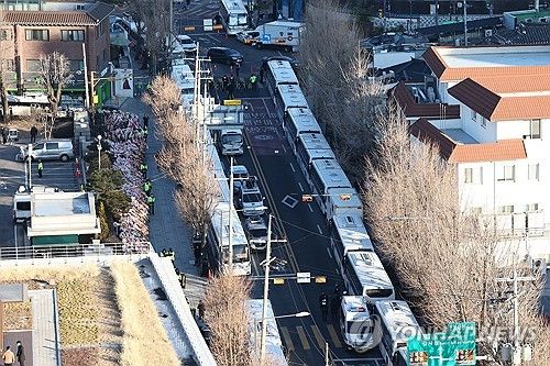 헌법재판소 주변에 세워진 경찰차벽