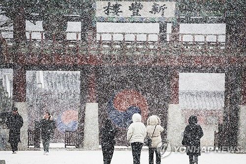 펑펑 내리는 눈 맞으며