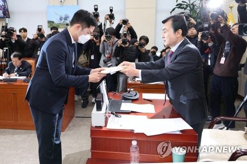 동행명령장 전달하는 안규백 위원장