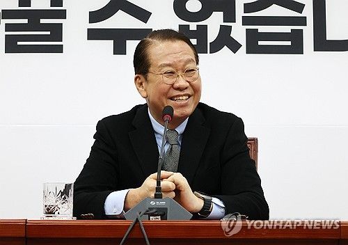 밝은 표정으로 답변하는 권영세 비대위원장