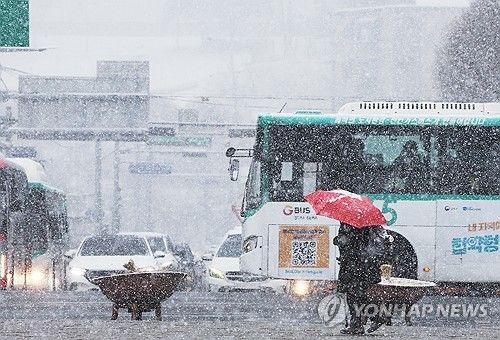 펑펑 내리는 눈 맞으며