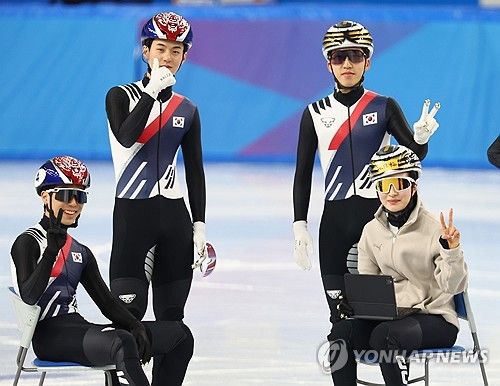 쇼트트랙 대표팀 '승리의 브이'