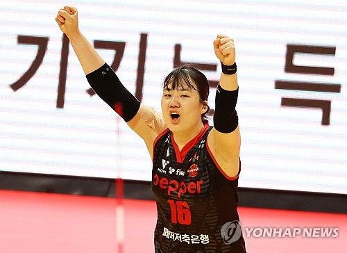 환호하는 이한비