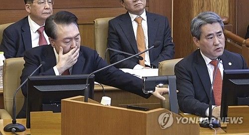 곽종근 전 특전사령관 증언 듣다 변호인 부르는 윤 대통령