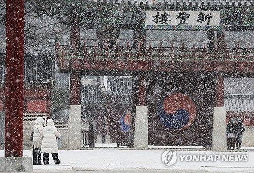 함박눈 내리는 화성행궁