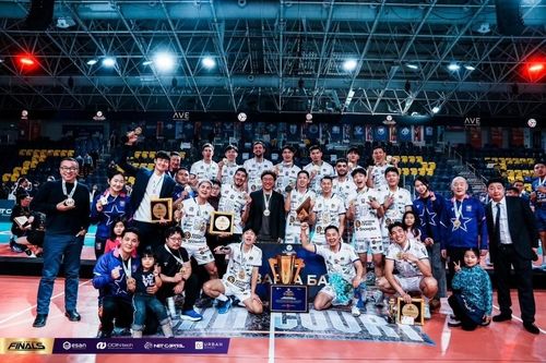 몽골 배구 우승 확정 후 기념사진을 찍은 이선규 감독 