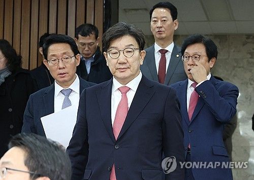 경제 분야 민생대책 당정협의회 참석하는 권성동 원내대표