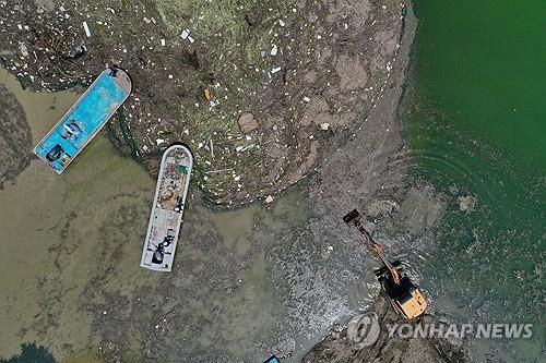 대청호 수해 쓰레기 수거 작업