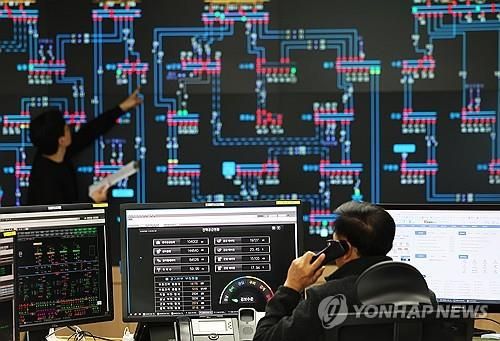 한전 경기지역본부 전력관리처 계통운영센터서 전력 수급 상황을 주시하는 모습 