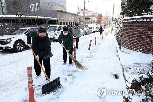 눈폭탄에 제설 작업 분주