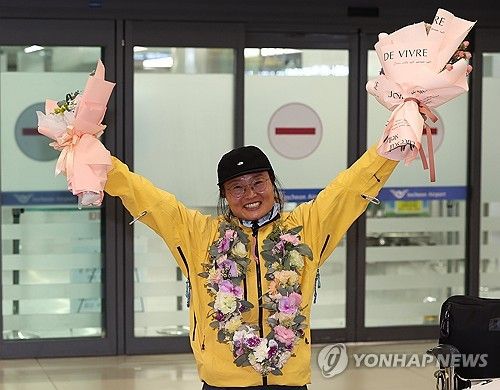 '남극대륙 단독 횡단' 꽃다발 들어 보이는 김영미 대장