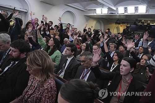 지난달 31일 백악관 브리핑 모습. 가운데 녹색 옷이 프랑스 여기자.
