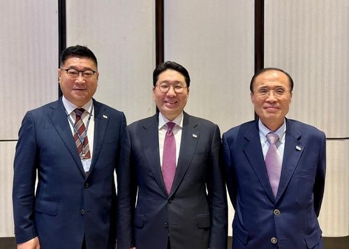 김영수 아시아연맹 집행위원 당선인(왼쪽), 이상현 대한사이클연맹 회장(가운데)