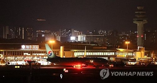 제주공항 활주로에 멈춰선 여객기